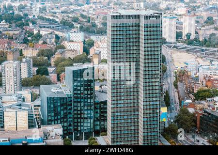 Blick aus der Vogelperspektive nördlich des dicht besiedelten städtischen Londons einschließlich 10 Brock Street & Euston Tower Regents Place, Camden, London. Stockfoto