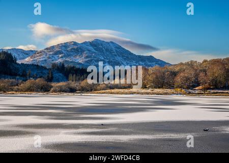 Ein gefrorener Loch Venachar am Black Water mit einem schneebedeckten Ben Venachar-Veranstaltungsort, Trossachs, Stirling, Schottland Stockfoto