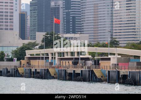 SVR HONGKONG, CHINA. Januar 2024. Die chinesische Flagge kennzeichnet die PLA Harbourfront Central Harbourfront, Hongkong. Die Befreiung Der Chinesischen Völker Stockfoto