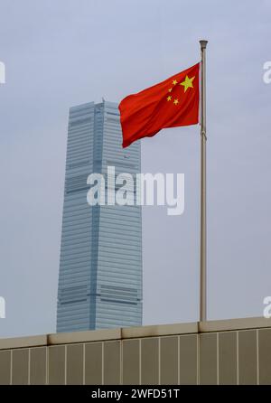SVR HONGKONG, CHINA. Januar 2024. Die chinesische Flagge kennzeichnet die PLA Harbourfront Central Harbourfront, Hongkong. Die Befreiung Der Chinesischen Völker Stockfoto