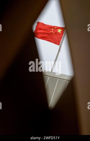 SVR HONGKONG, CHINA. Januar 2024. Die chinesische Flagge kennzeichnet die PLA Harbourfront Central Harbourfront, Hongkong. Die Befreiung Der Chinesischen Völker Stockfoto