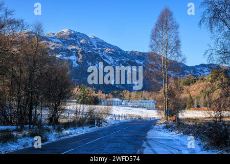 Loch Achray Hotel am Anfang des Duke’s Pass mit einem schneebedeckten Ben Venue, Trossachs, Stirling, Schottland Stockfoto