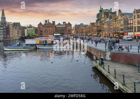 Bootstouren auf dem Damrak Kanal Stockfoto