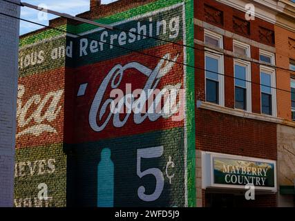 Mt. Airy, North Carolina, USA - 26. Oktober 2023: Werbung für die alte Coca Cola an der Seite eines Backsteingebäudes Stockfoto