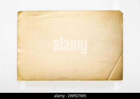 Vintage-Papierstruktur auf einem glatten weißen Hintergrund, der die Antike illustriert Stockfoto