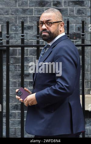 London, England, Großbritannien. 30. Januar 2024. Innenminister JAMES verlässt die Downing Street nach einer Kabinettssitzung. (Kreditbild: © Thomas Krych/ZUMA Press Wire) NUR REDAKTIONELLE VERWENDUNG! Nicht für kommerzielle ZWECKE! Stockfoto