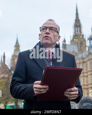 London, England, Großbritannien. 30. Januar 2024. Nordirland-Sekretär CHRIS HEATON-HARRIS spricht vor den Medien im College Green, Westminster, da die Machtverteilung in Nordirland zurückkehren wird, nachdem die Exekutive der DUP eine Regierungsvereinbarung unterstützt hat, die darauf abzielt, ihre Bedenken über Handelsschranken nach dem Brexit auszuräumen. (Kreditbild: © Tayfun Salci/ZUMA Press Wire) NUR REDAKTIONELLE VERWENDUNG! Nicht für kommerzielle ZWECKE! Stockfoto