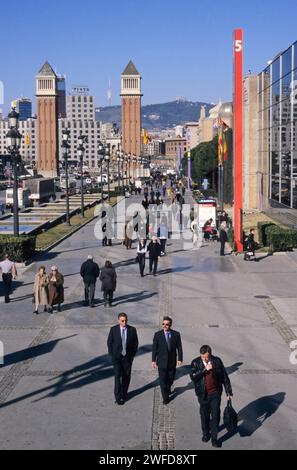 Avenida Reina Maria Cristina mit den Torres Venecianes („venezianische Türme“) im Hintergrund, Barcelona, Katalonien, Spanien Stockfoto