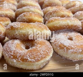 Gebratene Mönche oder Parafrittus, gebratene Donuts, typisch sardisches Dessert Stockfoto