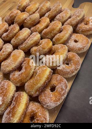 Gebratene Mönche oder Parafrittus, gebratene Donuts, typisch sardisches Dessert Stockfoto