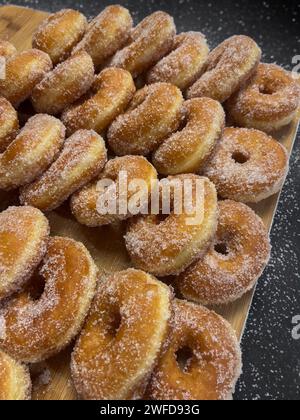 Gebratene Mönche oder Parafrittus, gebratene Donuts, typisch sardisches Dessert Stockfoto