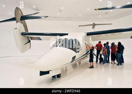 Besucher und Flugzeuge AW 609 Tiltrotor, Agusta Westland Leonardo (ehemals Bell/Agusta BA609, Volandia Park and Flight Museum, Malpensa, Somma Lo Stockfoto