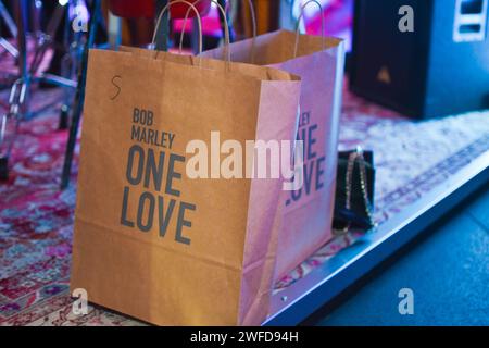 Zur Feier der Theaterveröffentlichung von BOB MARLEY: ONE LOVE wurde im Outernet, Charing Cross Road, ein exklusives Pop-Up-Erlebnis eröffnet. Vom 29. Januar bis 3. Februar 2024 findet die BOB MARLEY: One Love Pop Up (im Outernet) bietet Fans Zugang zu einer exklusiven Merchandise-Kollektion, die limitierte Bekleidung zusammen mit Bob Marley Vinyl und sogar Marley Coffee umfasst – eine Feier des globalen Einflusses von Bob Marley auf Musik und Kultur. Heute erhielten die ersten 100 Besucher durch die Tür exklusive Goody Packs und die Chance, Tickets für die UK Premiere des Films zu gewinnen. Stockfoto