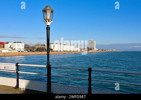 Die Küste von Worthing aus Sicht vom Pier an einem sonnigen und kalten Wintertag West Sussex England UK Stockfoto