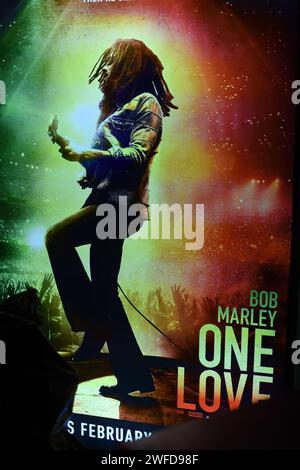 Zur Feier der Theaterveröffentlichung von BOB MARLEY: ONE LOVE wurde im Outernet, Charing Cross Road, ein exklusives Pop-Up-Erlebnis eröffnet. Vom 29. Januar bis 3. Februar 2024 findet die BOB MARLEY: One Love Pop Up (im Outernet) bietet Fans Zugang zu einer exklusiven Merchandise-Kollektion, die limitierte Bekleidung zusammen mit Bob Marley Vinyl und sogar Marley Coffee umfasst – eine Feier des globalen Einflusses von Bob Marley auf Musik und Kultur. Heute erhielten die ersten 100 Besucher durch die Tür exklusive Goody Packs und die Chance, Tickets für die UK Premiere des Films zu gewinnen. Stockfoto