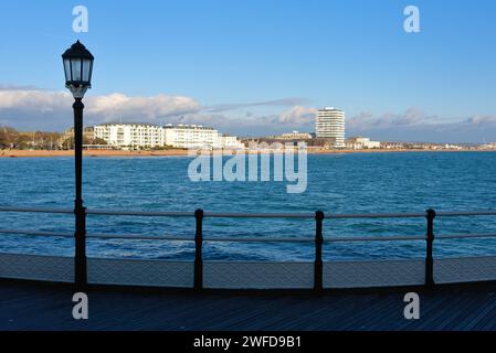 Die Küste von Worthing aus Sicht vom Pier an einem sonnigen und kalten Wintertag West Sussex England UK Stockfoto