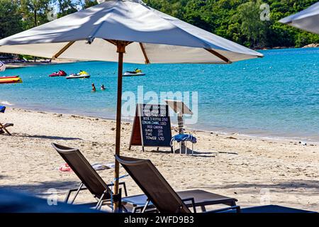 Leere Sonnenliegen im Schatten, Choeng Mon Strand, Bo Phut, Ko Samui, Thailand Stockfoto