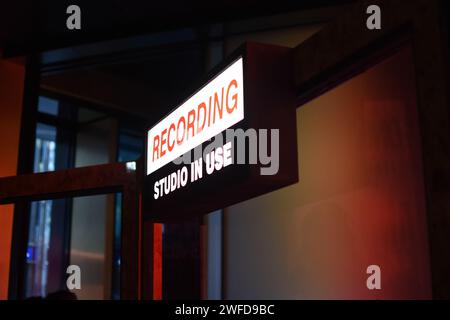 Zur Feier der Theaterveröffentlichung von BOB MARLEY: ONE LOVE wurde im Outernet, Charing Cross Road, ein exklusives Pop-Up-Erlebnis eröffnet. Vom 29. Januar bis 3. Februar 2024 findet die BOB MARLEY: One Love Pop Up (im Outernet) bietet Fans Zugang zu einer exklusiven Merchandise-Kollektion, die limitierte Bekleidung zusammen mit Bob Marley Vinyl und sogar Marley Coffee umfasst – eine Feier des globalen Einflusses von Bob Marley auf Musik und Kultur. Heute erhielten die ersten 100 Besucher durch die Tür exklusive Goody Packs und die Chance, Tickets für die UK Premiere des Films zu gewinnen. Stockfoto