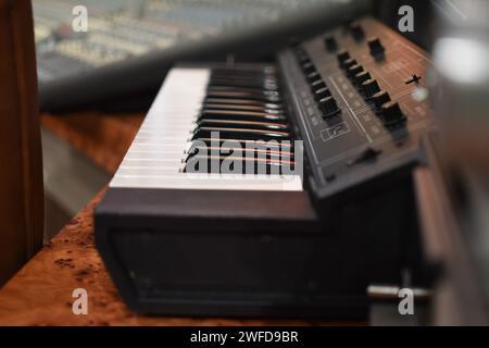 Zur Feier der Theaterveröffentlichung von BOB MARLEY: ONE LOVE wurde im Outernet, Charing Cross Road, ein exklusives Pop-Up-Erlebnis eröffnet. Vom 29. Januar bis 3. Februar 2024 findet die BOB MARLEY: One Love Pop Up (im Outernet) bietet Fans Zugang zu einer exklusiven Merchandise-Kollektion, die limitierte Bekleidung zusammen mit Bob Marley Vinyl und sogar Marley Coffee umfasst – eine Feier des globalen Einflusses von Bob Marley auf Musik und Kultur. Heute erhielten die ersten 100 Besucher durch die Tür exklusive Goody Packs und die Chance, Tickets für die UK Premiere des Films zu gewinnen. Stockfoto