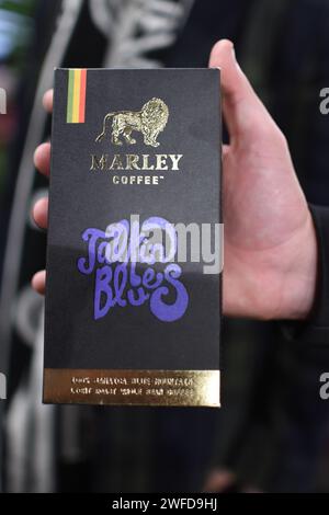 Zur Feier der Theaterveröffentlichung von BOB MARLEY: ONE LOVE wurde im Outernet, Charing Cross Road, ein exklusives Pop-Up-Erlebnis eröffnet. Vom 29. Januar bis 3. Februar 2024 findet die BOB MARLEY: One Love Pop Up (im Outernet) bietet Fans Zugang zu einer exklusiven Merchandise-Kollektion, die limitierte Bekleidung zusammen mit Bob Marley Vinyl und sogar Marley Coffee umfasst – eine Feier des globalen Einflusses von Bob Marley auf Musik und Kultur. Heute erhielten die ersten 100 Besucher durch die Tür exklusive Goody Packs und die Chance, Tickets für die UK Premiere des Films zu gewinnen. Stockfoto