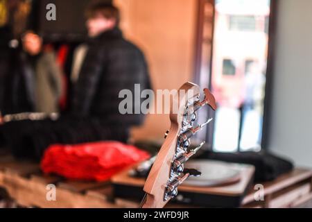 Zur Feier der Theaterveröffentlichung von BOB MARLEY: ONE LOVE wurde im Outernet, Charing Cross Road, ein exklusives Pop-Up-Erlebnis eröffnet. Vom 29. Januar bis 3. Februar 2024 findet die BOB MARLEY: One Love Pop Up (im Outernet) bietet Fans Zugang zu einer exklusiven Merchandise-Kollektion, die limitierte Bekleidung zusammen mit Bob Marley Vinyl und sogar Marley Coffee umfasst – eine Feier des globalen Einflusses von Bob Marley auf Musik und Kultur. Heute erhielten die ersten 100 Besucher durch die Tür exklusive Goody Packs und die Chance, Tickets für die UK Premiere des Films zu gewinnen. Stockfoto