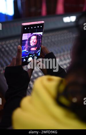 Zur Feier der Theaterveröffentlichung von BOB MARLEY: ONE LOVE wurde im Outernet, Charing Cross Road, ein exklusives Pop-Up-Erlebnis eröffnet. Vom 29. Januar bis 3. Februar 2024 findet die BOB MARLEY: One Love Pop Up (im Outernet) bietet Fans Zugang zu einer exklusiven Merchandise-Kollektion, die limitierte Bekleidung zusammen mit Bob Marley Vinyl und sogar Marley Coffee umfasst – eine Feier des globalen Einflusses von Bob Marley auf Musik und Kultur. Heute erhielten die ersten 100 Besucher durch die Tür exklusive Goody Packs und die Chance, Tickets für die UK Premiere des Films zu gewinnen. Stockfoto