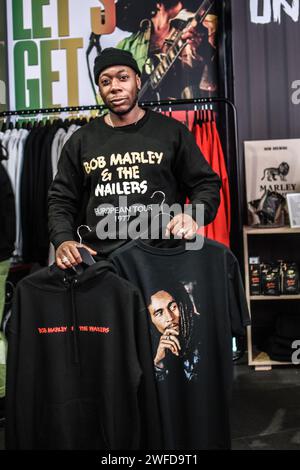 Zur Feier der Theaterveröffentlichung von BOB MARLEY: ONE LOVE wurde im Outernet, Charing Cross Road, ein exklusives Pop-Up-Erlebnis eröffnet. Vom 29. Januar bis 3. Februar 2024 findet die BOB MARLEY: One Love Pop Up (im Outernet) bietet Fans Zugang zu einer exklusiven Merchandise-Kollektion, die limitierte Bekleidung zusammen mit Bob Marley Vinyl und sogar Marley Coffee umfasst – eine Feier des globalen Einflusses von Bob Marley auf Musik und Kultur. Heute erhielten die ersten 100 Besucher durch die Tür exklusive Goody Packs und die Chance, Tickets für die UK Premiere des Films zu gewinnen. Stockfoto