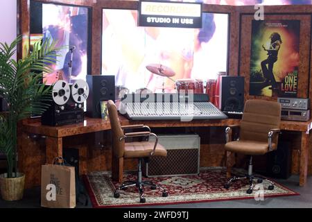 Zur Feier der Theaterveröffentlichung von BOB MARLEY: ONE LOVE wurde im Outernet, Charing Cross Road, ein exklusives Pop-Up-Erlebnis eröffnet. Vom 29. Januar bis 3. Februar 2024 findet die BOB MARLEY: One Love Pop Up (im Outernet) bietet Fans Zugang zu einer exklusiven Merchandise-Kollektion, die limitierte Bekleidung zusammen mit Bob Marley Vinyl und sogar Marley Coffee umfasst – eine Feier des globalen Einflusses von Bob Marley auf Musik und Kultur. Heute erhielten die ersten 100 Besucher durch die Tür exklusive Goody Packs und die Chance, Tickets für die UK Premiere des Films zu gewinnen. Stockfoto