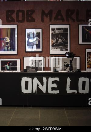 Zur Feier der Theaterveröffentlichung von BOB MARLEY: ONE LOVE wurde im Outernet, Charing Cross Road, ein exklusives Pop-Up-Erlebnis eröffnet. Vom 29. Januar bis 3. Februar 2024 findet die BOB MARLEY: One Love Pop Up (im Outernet) bietet Fans Zugang zu einer exklusiven Merchandise-Kollektion, die limitierte Bekleidung zusammen mit Bob Marley Vinyl und sogar Marley Coffee umfasst – eine Feier des globalen Einflusses von Bob Marley auf Musik und Kultur. Heute erhielten die ersten 100 Besucher durch die Tür exklusive Goody Packs und die Chance, Tickets für die UK Premiere des Films zu gewinnen. Stockfoto