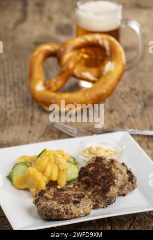 Bayerische Fleischpflanzen Mit Kartoffelsalat Stockfoto