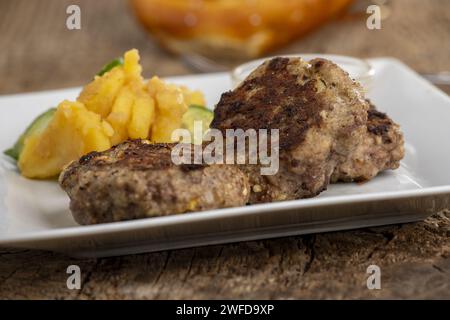 Bayerische Fleischpflanzen Mit Kartoffelsalat Stockfoto