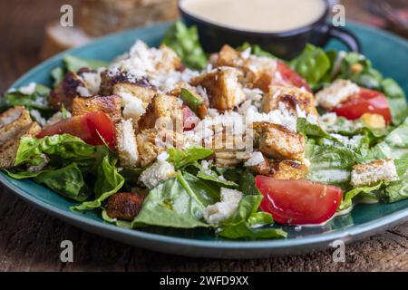 Caesar Salat auf grünem Teller Stockfoto