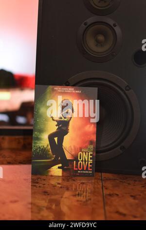 Zur Feier der Theaterveröffentlichung von BOB MARLEY: ONE LOVE wurde im Outernet, Charing Cross Road, ein exklusives Pop-Up-Erlebnis eröffnet. Vom 29. Januar bis 3. Februar 2024 findet die BOB MARLEY: One Love Pop Up (im Outernet) bietet Fans Zugang zu einer exklusiven Merchandise-Kollektion, die limitierte Bekleidung zusammen mit Bob Marley Vinyl und sogar Marley Coffee umfasst – eine Feier des globalen Einflusses von Bob Marley auf Musik und Kultur. Heute erhielten die ersten 100 Besucher durch die Tür exklusive Goody Packs und die Chance, Tickets für die UK Premiere des Films zu gewinnen. Stockfoto