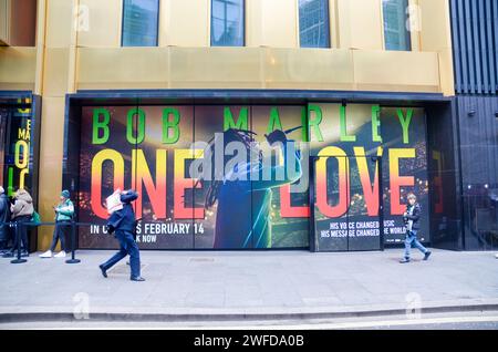 Zur Feier der Theaterveröffentlichung von BOB MARLEY: ONE LOVE wurde im Outernet, Charing Cross Road, ein exklusives Pop-Up-Erlebnis eröffnet. Vom 29. Januar bis 3. Februar 2024 findet die BOB MARLEY: One Love Pop Up (im Outernet) bietet Fans Zugang zu einer exklusiven Merchandise-Kollektion, die limitierte Bekleidung zusammen mit Bob Marley Vinyl und sogar Marley Coffee umfasst – eine Feier des globalen Einflusses von Bob Marley auf Musik und Kultur. Heute erhielten die ersten 100 Besucher durch die Tür exklusive Goody Packs und die Chance, Tickets für die UK Premiere des Films zu gewinnen. Stockfoto