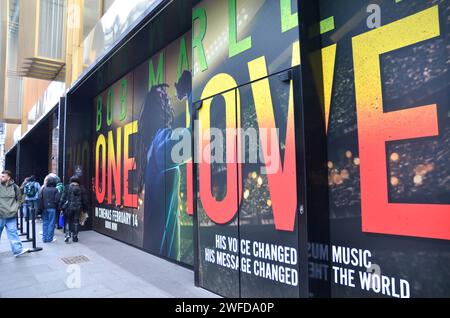 Zur Feier der Theaterveröffentlichung von BOB MARLEY: ONE LOVE wurde im Outernet, Charing Cross Road, ein exklusives Pop-Up-Erlebnis eröffnet. Vom 29. Januar bis 3. Februar 2024 findet die BOB MARLEY: One Love Pop Up (im Outernet) bietet Fans Zugang zu einer exklusiven Merchandise-Kollektion, die limitierte Bekleidung zusammen mit Bob Marley Vinyl und sogar Marley Coffee umfasst – eine Feier des globalen Einflusses von Bob Marley auf Musik und Kultur. Heute erhielten die ersten 100 Besucher durch die Tür exklusive Goody Packs und die Chance, Tickets für die UK Premiere des Films zu gewinnen. Stockfoto