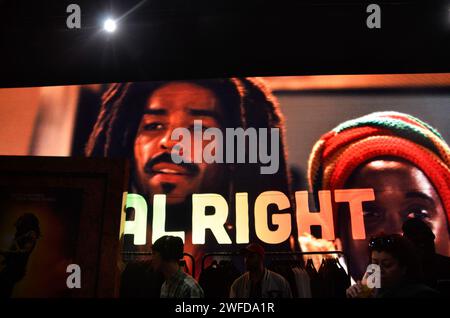 Zur Feier der Theaterveröffentlichung von BOB MARLEY: ONE LOVE wurde im Outernet, Charing Cross Road, ein exklusives Pop-Up-Erlebnis eröffnet. Vom 29. Januar bis 3. Februar 2024 findet die BOB MARLEY: One Love Pop Up (im Outernet) bietet Fans Zugang zu einer exklusiven Merchandise-Kollektion, die limitierte Bekleidung zusammen mit Bob Marley Vinyl und sogar Marley Coffee umfasst – eine Feier des globalen Einflusses von Bob Marley auf Musik und Kultur. Heute erhielten die ersten 100 Besucher durch die Tür exklusive Goody Packs und die Chance, Tickets für die UK Premiere des Films zu gewinnen. Stockfoto