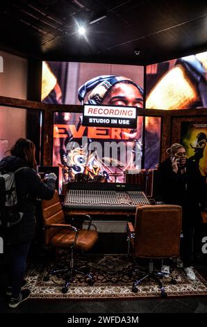 Zur Feier der Theaterveröffentlichung von BOB MARLEY: ONE LOVE wurde im Outernet, Charing Cross Road, ein exklusives Pop-Up-Erlebnis eröffnet. Vom 29. Januar bis 3. Februar 2024 findet die BOB MARLEY: One Love Pop Up (im Outernet) bietet Fans Zugang zu einer exklusiven Merchandise-Kollektion, die limitierte Bekleidung zusammen mit Bob Marley Vinyl und sogar Marley Coffee umfasst – eine Feier des globalen Einflusses von Bob Marley auf Musik und Kultur. Heute erhielten die ersten 100 Besucher durch die Tür exklusive Goody Packs und die Chance, Tickets für die UK Premiere des Films zu gewinnen. Stockfoto