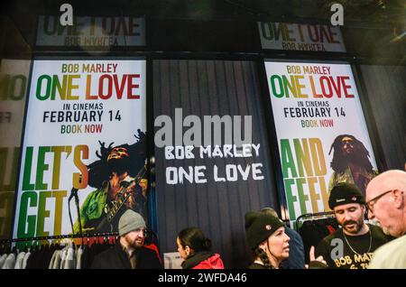 Zur Feier der Theaterveröffentlichung von BOB MARLEY: ONE LOVE wurde im Outernet, Charing Cross Road, ein exklusives Pop-Up-Erlebnis eröffnet. Vom 29. Januar bis 3. Februar 2024 findet die BOB MARLEY: One Love Pop Up (im Outernet) bietet Fans Zugang zu einer exklusiven Merchandise-Kollektion, die limitierte Bekleidung zusammen mit Bob Marley Vinyl und sogar Marley Coffee umfasst – eine Feier des globalen Einflusses von Bob Marley auf Musik und Kultur. Heute erhielten die ersten 100 Besucher durch die Tür exklusive Goody Packs und die Chance, Tickets für die UK Premiere des Films zu gewinnen. Stockfoto