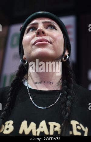 Zur Feier der Theaterveröffentlichung von BOB MARLEY: ONE LOVE wurde im Outernet, Charing Cross Road, ein exklusives Pop-Up-Erlebnis eröffnet. Vom 29. Januar bis 3. Februar 2024 findet die BOB MARLEY: One Love Pop Up (im Outernet) bietet Fans Zugang zu einer exklusiven Merchandise-Kollektion, die limitierte Bekleidung zusammen mit Bob Marley Vinyl und sogar Marley Coffee umfasst – eine Feier des globalen Einflusses von Bob Marley auf Musik und Kultur. Heute erhielten die ersten 100 Besucher durch die Tür exklusive Goody Packs und die Chance, Tickets für die UK Premiere des Films zu gewinnen. Stockfoto