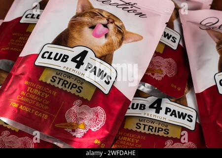 Dnipro, Ukraine - 18. August 2023: Katzenfutter der Marke Club 4 Paws Premium Selection. Stockfoto