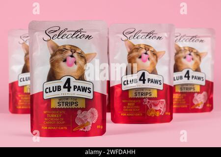 Dnipro, Ukraine - 18. August 2023: Katzenfutter der Marke Club 4 Paws Premium Selection. Stockfoto