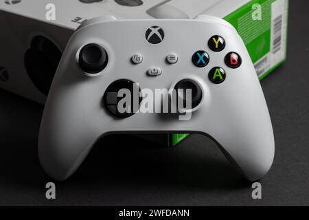 Xbox Series S Game Controller und Box - 30. August 2023 - Dnipro, Ukraine. Stockfoto