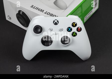 Xbox Series S Game Controller und Box - 30. August 2023 - Dnipro, Ukraine. Stockfoto