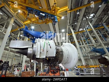 Arnstadt, Deutschland. 30. Januar 2024. Ein Rolls-Royce Trent 1000-Motor für die Boeing 787 wird auf dem Prüfstand der N3 Engine Overhaul Services GmbH transportiert. Das Unternehmen ist ein Joint Venture der Lufthansa Technik AG und Rolls-Royce für die Wartung von Flugzeugtriebwerken. Quelle: Martin Schutt/dpa/Alamy Live News Stockfoto