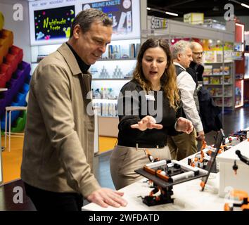 Nürnberg, Deutschland. 30. Januar 2024. People Talk auf der Spielwarenmesse Nürnberg, 30. Januar 2024. Als Leitmesse für Spielzeug, Hobbys und Freizeit startete hier am Dienstag die Spielwarenmesse mit über 2.100 teilnehmenden Unternehmen aus aller Welt. Quelle: Zhang Fan/Xinhua/Alamy Live News Stockfoto