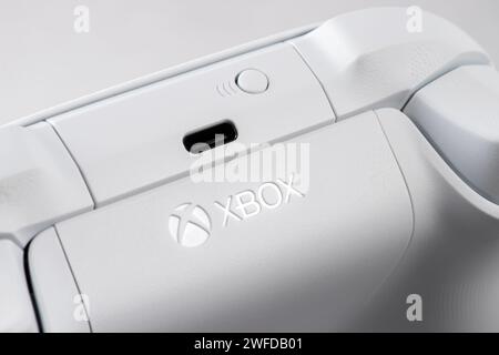 Xbox Series S Game Controller Nahaufnahme - 30. August 2023 - Dnipro, Ukraine. Stockfoto