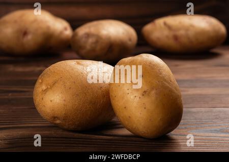 Frisch geerntete Kartoffeln auf einer rauen Holzoberfläche. Stockfoto