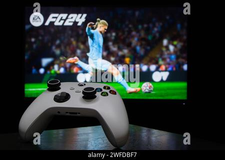 Dnipro, Ukraine, 28. september 2023: EA FC 24 mit xbox-Controller auf dem TV-Bildschirm. Stockfoto