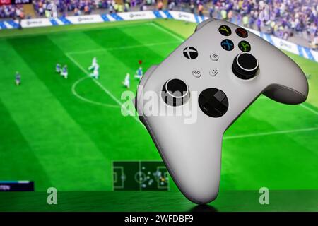 Dnipro, Ukraine, 28. september 2023: EA FC 24 mit xbox-Controller auf dem TV-Bildschirm. Stockfoto