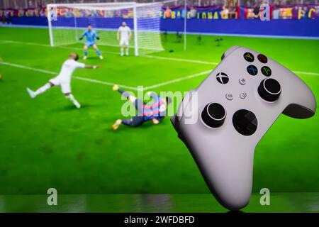 Dnipro, Ukraine, 28. september 2023: EA FC 24 mit xbox-Controller auf dem TV-Bildschirm. Stockfoto